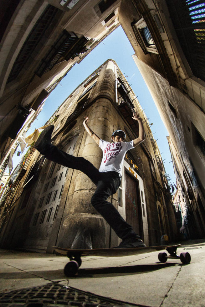 Barcelona Ari Chamasmany skater longboard dancing